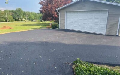 How many tons are in a Square Yard of Asphalt?